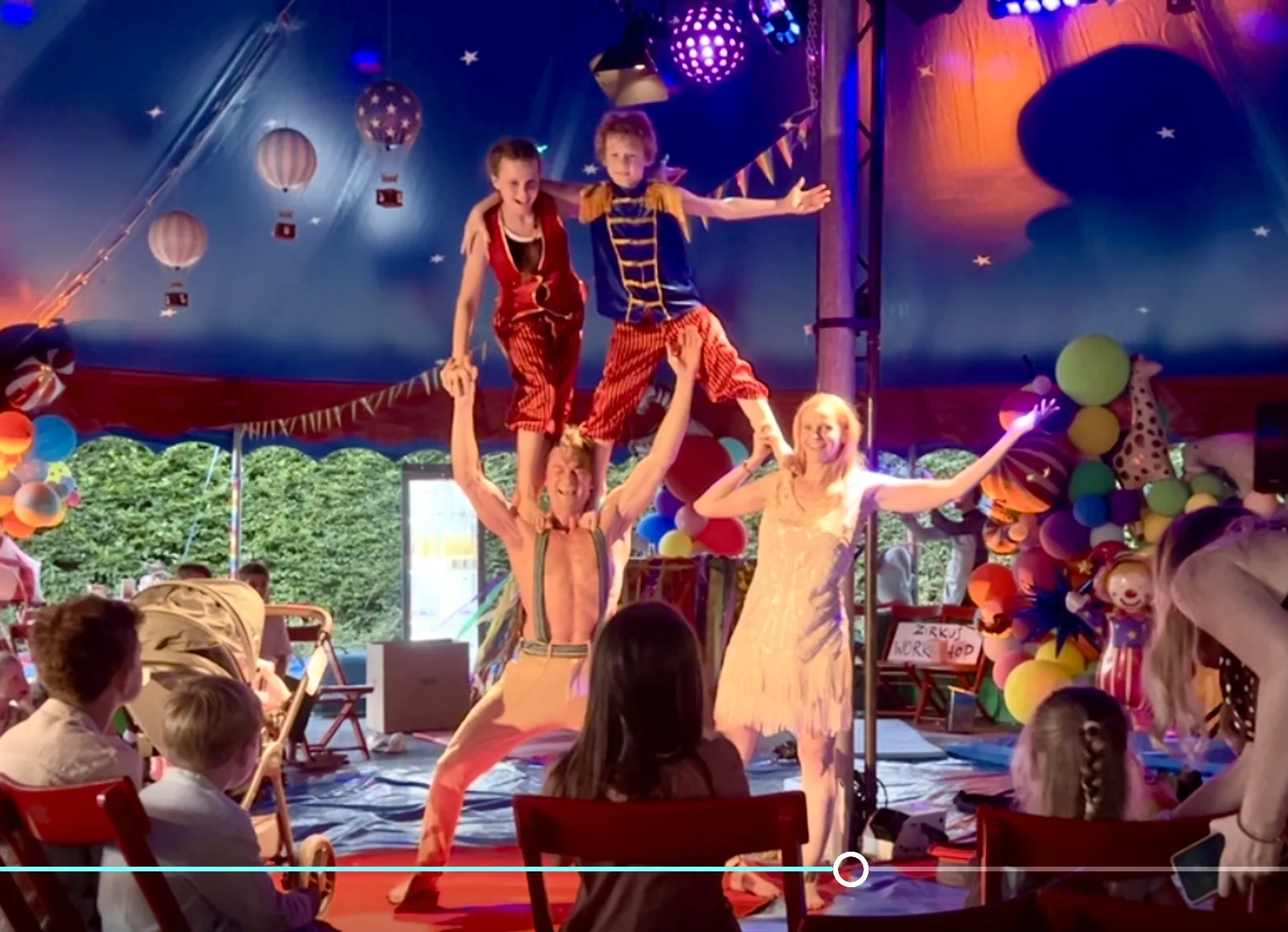 Mitmach-Pyramide mit Kindern und Familien-Cast im Zirkuszelt