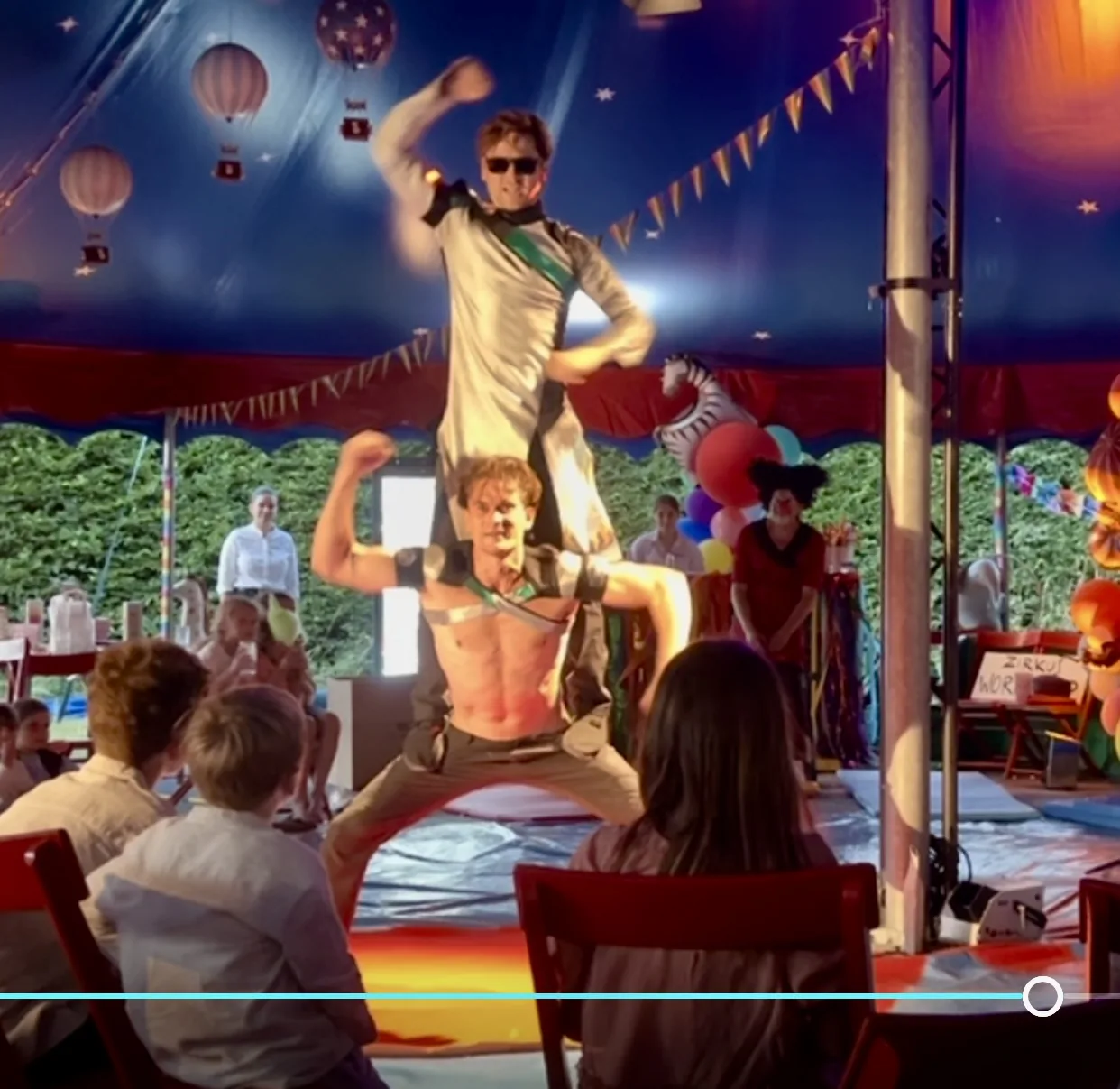 Jim & John Hero-Pose im Kinder-Zirkuszelt